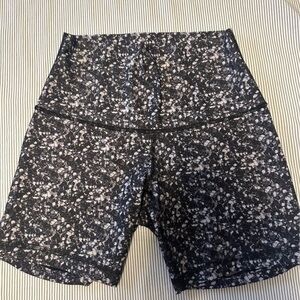 Lululemon Luxtreme 6” Shorts - Size 6